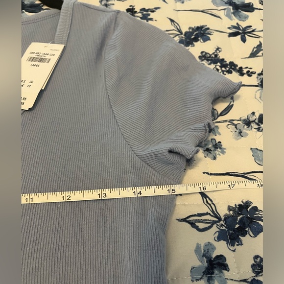 Hollister Ribbed top. - Picture 5 of 9